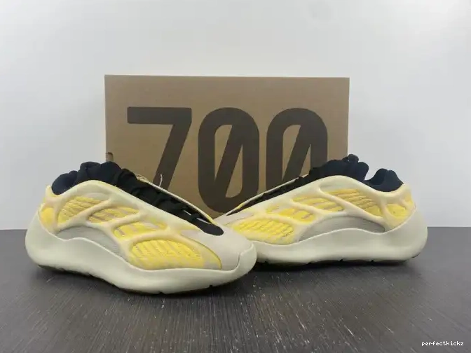 Safflower V3 700 HP5425 Mono Yeezy Adidas 0501